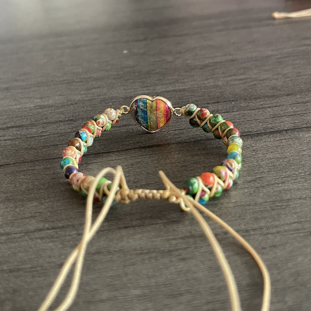 Alida-Armband mit Meeressediment-Jaspis – herzförmiger Regenbogen-Anhänger