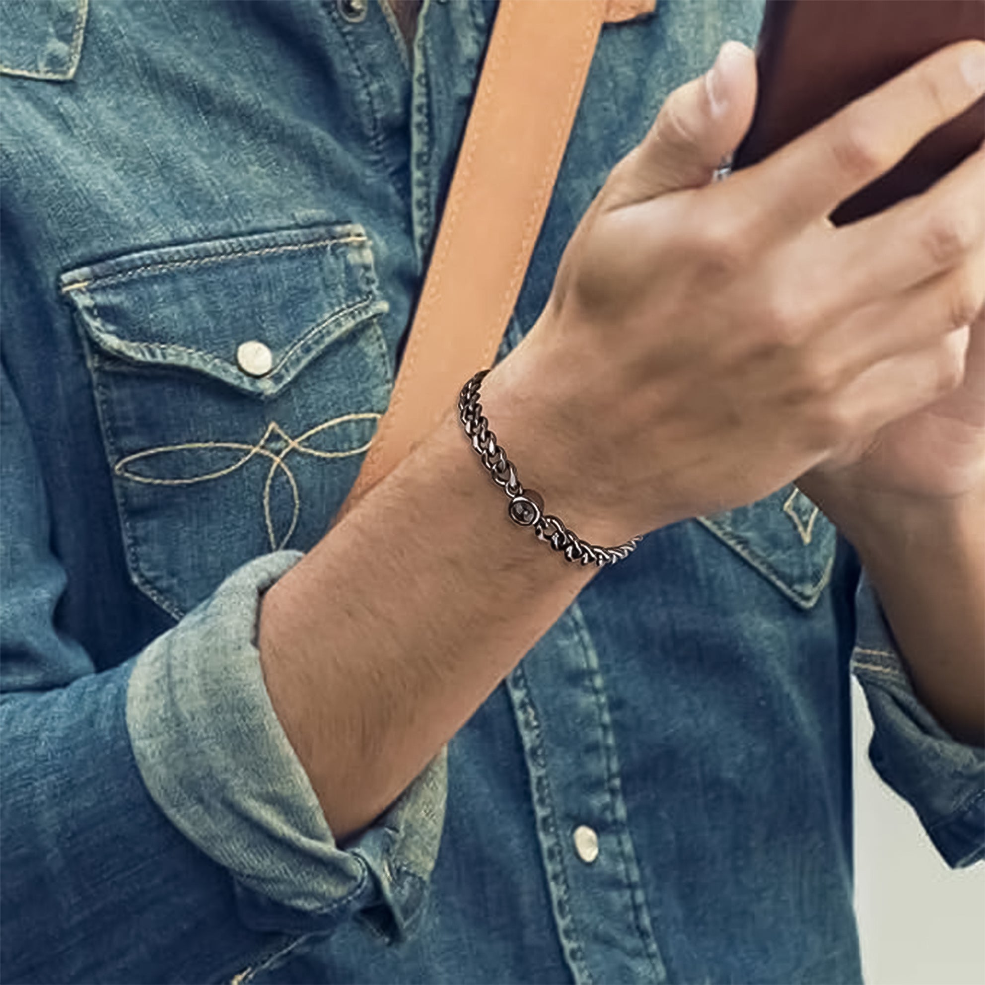 Armband mit kubanischer Gliederkette und kreisförmigem Charm, Fotoprojektion 