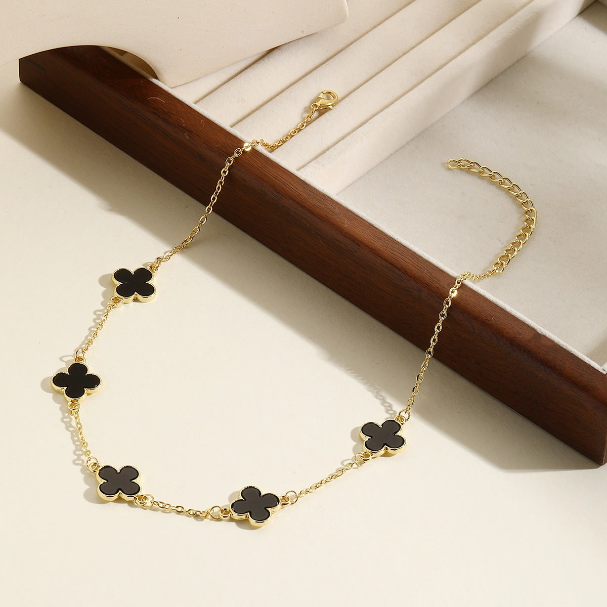 Light Luxury Niche Haute Clover Collarbone Chain